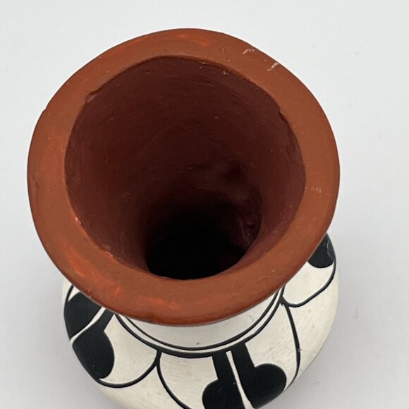 G. Garcia Mexican Vase Pot Vessel 3.75" x 2.25"  Hand Painted Signed Vintage - Picture 5 of 8